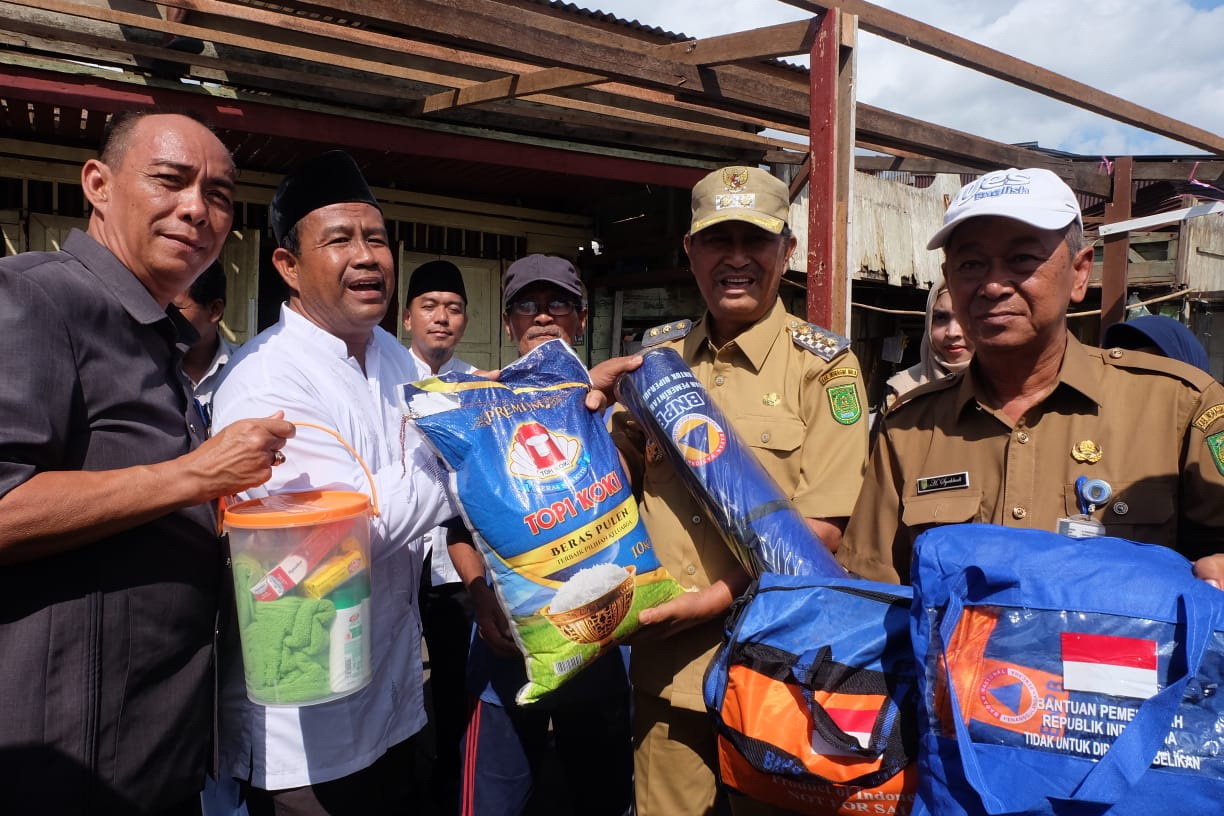  Wabup Inhil Serahkan Bantuan Bagi Korban Angin Puting Beliung di Sapat Kuindra